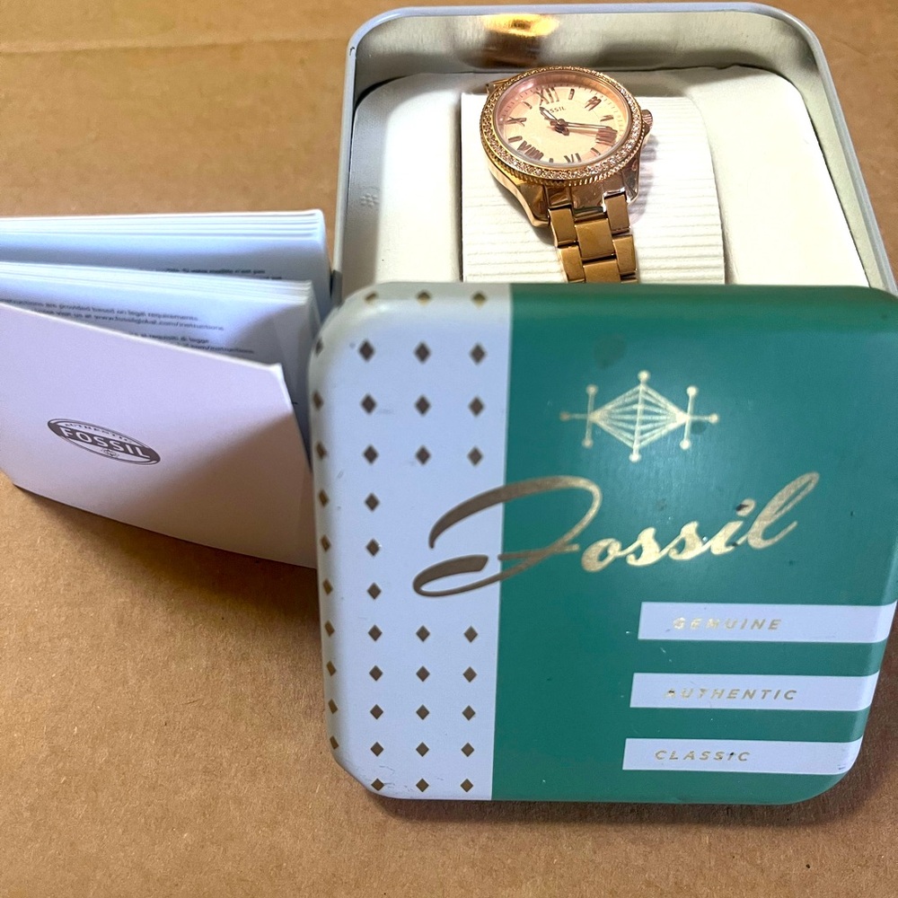 Fossil watch new with tags in original tin packaging! - Picture 9 of 11